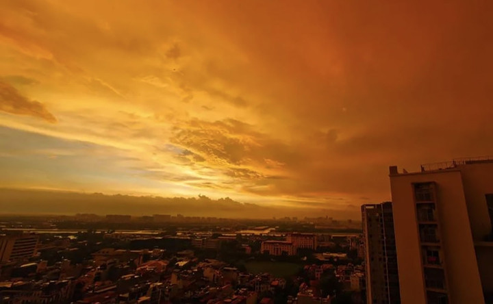 Khoảng cách giữa hai dải cầu vồng thường vào khoảng 10 độ góc, với cầu vồng thứ hai lan rộng ở góc khoảng 50 độ so với đường nối Mặt Trời và người quan sát.