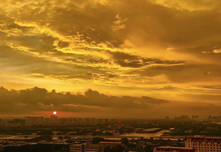 Dải cầu vồng phụ thường mờ hơn, rộng hơn và có màu sắc đảo ngược so với cầu vồng chính.