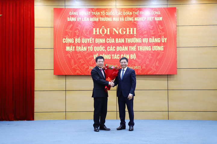 Bộ trưởng Bộ Tài chính Nguyễn Văn Thắng (phải) chúc mừng tân Bí thư Đảng ủy VCCI Hồ Sỹ Hùng.