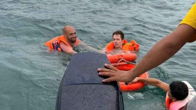 Thời điểm cảnh sát đường thủy kịp thời tiếp cận du khách nước ngoài bị đuối nước.
