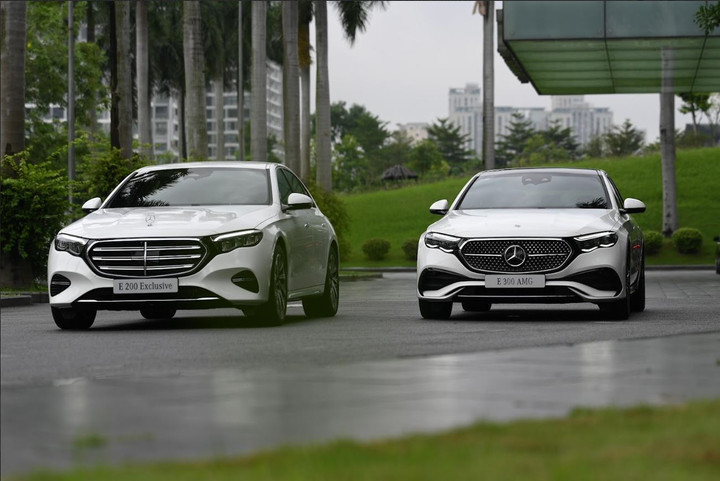 Phiên bản cao nhất E 300 AMG (phải) cùng mẫu E 200 Exclusive.