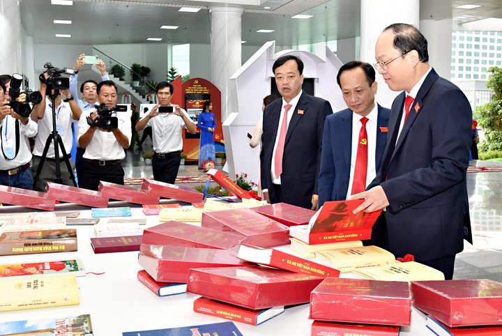 Đảng bộ tỉnh Cà Mau luôn kiên định mục tiêu, lý tưởng cách mạng, phát huy bốn kiên định: Kiên định, vận dụng và phát triển sáng tạo nền tảng tư tưởng của Đảng. (Ảnh: Ban tổ chức)