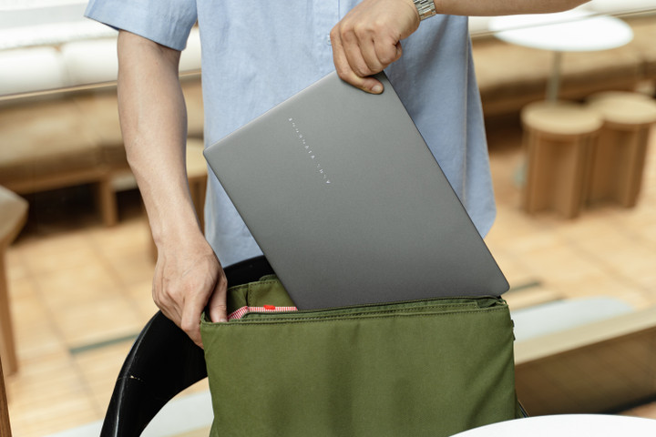 Asus Vivobook S Series mang đến trải nghiệm tinh tế nhưng không kém phần mạnh mẽ với thiết kế bắt mắt, chip Intel Core i7 cùng RAM 16 GB.