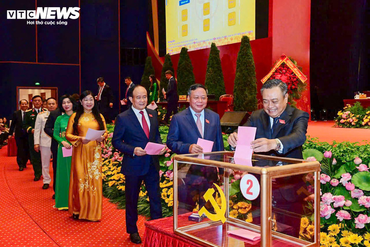 Chủ tịch UBND thành phố Hà Nội Trần Sỹ Thanh bỏ phiếu bầu cử tại Đại hội.