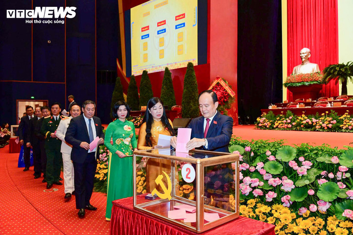 Chủ tịch HĐND TP Hà Nội Nguyễn Ngọc Tuấn bỏ phiếu bầu cử.