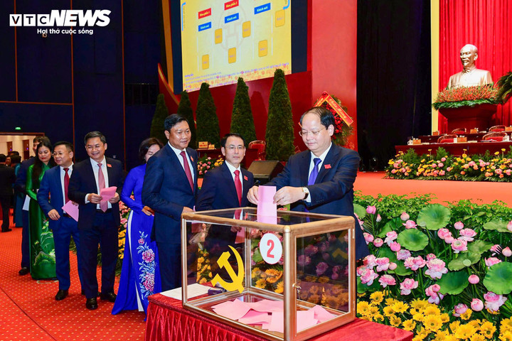 Các đại biểu bỏ phiếu bầu Ban Chấp hành Đảng bộ TP Hà Nội nhiệm kỳ 2025 - 2030.