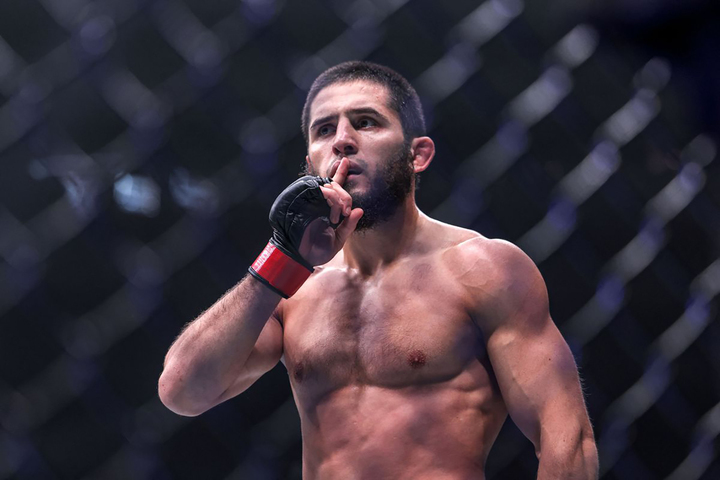 Islam Makhachev đã thắng 27 trận trong 28 lần thượng đài