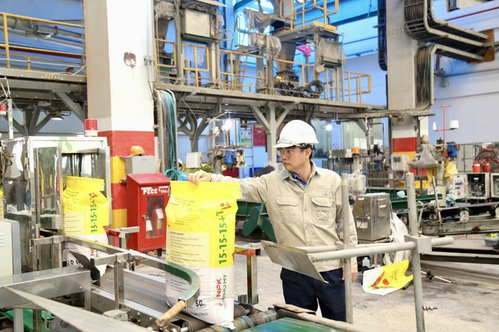 Những bao phân NPK đầu tiên xuất xưởng mang theo nguồn dinh dưỡng cho cây trồng và lời cam kết bền vững với bà con nông dân.