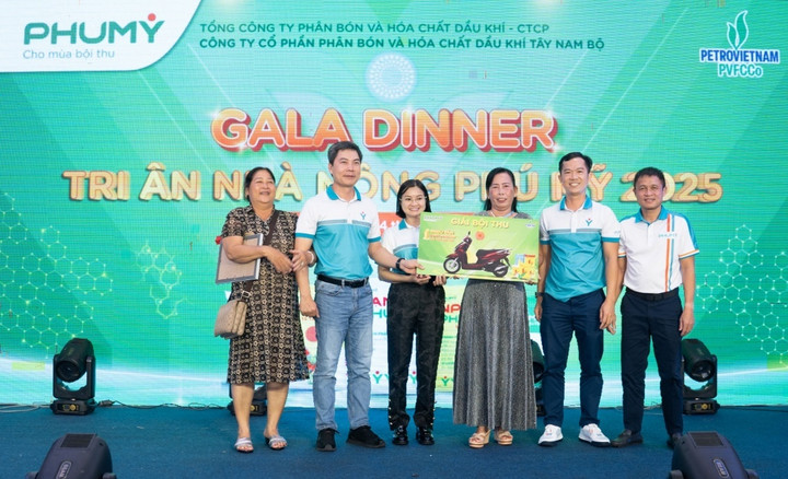 Khách hàng của Phú Mỹ trúng xe máy trong phần quay số may mắn tại đêm Gala Dinner.