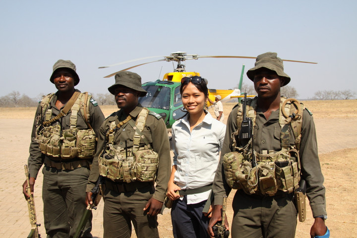 Trang Nguyễn cùng 3 người lính đặc nhiệm trong đội phòng chống săn trộm loài động vật hoang dã. Ảnh: Nhân vật cung cấp