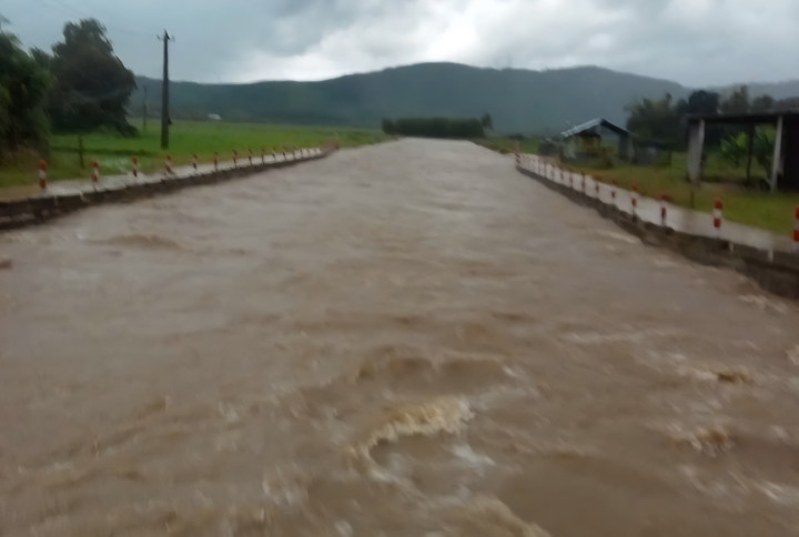 Hiện các nước sông, suối ở các địa phương ở phía Nam TP Huế vẫn đang tiếp tục dâng cao.