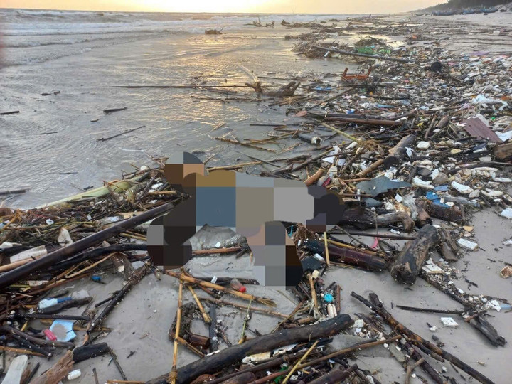 Lực lượng chức năng đang xác minh danh tính thi thể nam giới trôi vào bờ biển xã Sen Ngư (Quảng Trị).