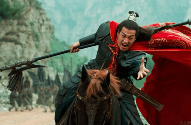 Sức mạnh của Trương Phi thể hiện rõ nhất qua ba lần trực diện đối đầu với Lã Bố, người được mệnh danh là “đệ nhất võ tướng thiên hạ”. (Ảnh: Sohu)
