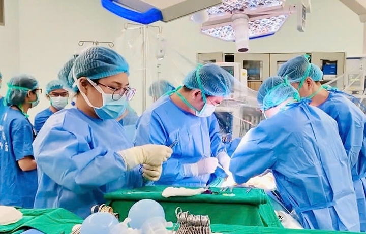 Ca ghép kéo dài 8 giờ đồng hồ.