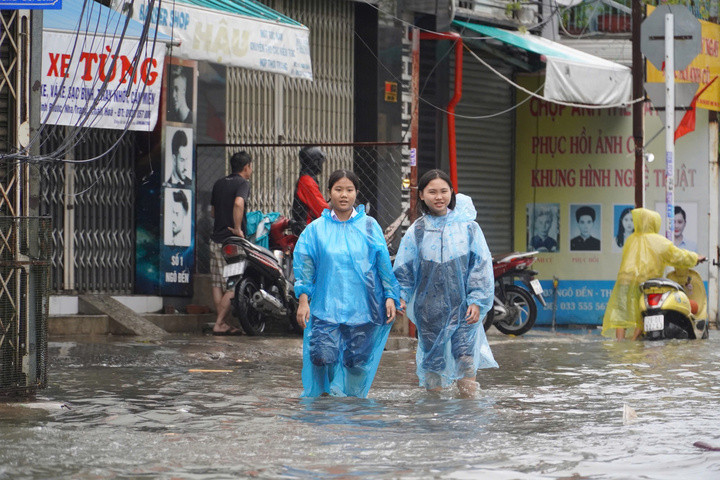 Khu vực đường Ngô Đến, gần trường THCS Nguyễn Khuyến ngập sâu hơn 50cm, nhiều học sinh phải lội bộ đến trường.