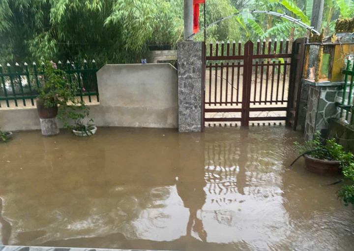 Mưa lớn từ đêm qua khiến nhiều tuyến đường, khu dân cư ở xã Phú Lộc bị ngập sâu, nước tràn vào sân nhà dân. (Ảnh: CTV)