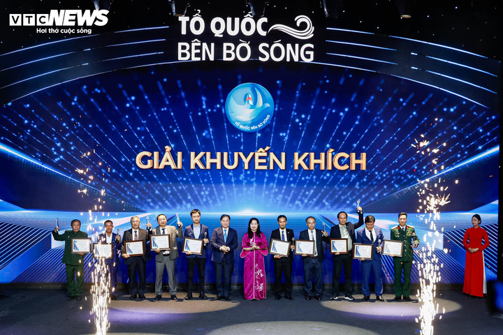 Ban tổ chức trao thưởng cho các tác giả đoạt Giải Khuyến khích.