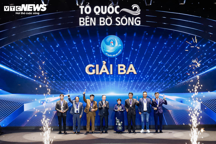 Phó Trưởng Ban Chính sách chiến lược Trung ương Nguyễn Thúy Anh và Chủ tịch Hội Nông dân Việt Nam Lương Quốc Đoàn trao thưởng cho các tác giả đoạt Giải Ba.