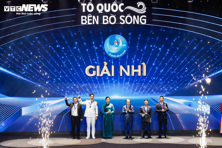 Ông Phạm Tất Thắng, Phó Trưởng Ban Tuyên giáo và Dân vận Trung ương, cùng bà Hà Thị Nga, Phó Chủ tịch Ủy ban Trung ương Mặt trận Tổ quốc Việt Nam, trao thưởng cho các tác giả đoạt Giải Nhì.