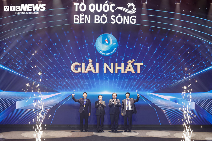 Ông Nguyễn Trọng Nghĩa, Trưởng Ban Tuyên giáo và Dân vận Trung ương, cùng Đại tướng Trịnh Văn Quyết, Chủ nhiệm Tổng cục Chính trị Quân đội Nhân dân Việt Nam, trao thưởng cho các tác giả đoạt Giải Nhất cuộc thi.