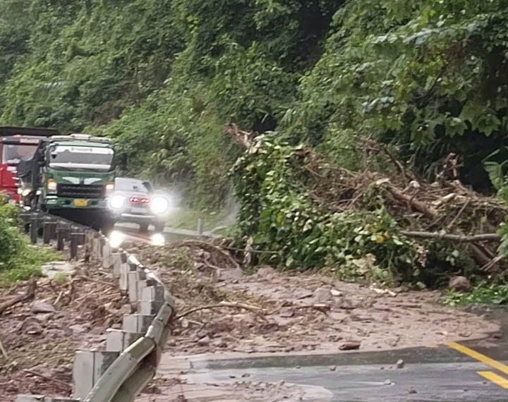 Mưa lớn cũng gây ra các điểm sạt lở tại một số tuyền đuờng ở một số xã miền núi phía Nam tỉnh Quảng Trị. (Ảnh: CTV)
