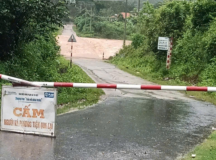 Nhiều ngầm tràn ở vùng núi Quảng Trị ngập sâu. (Ảnh: CTV)