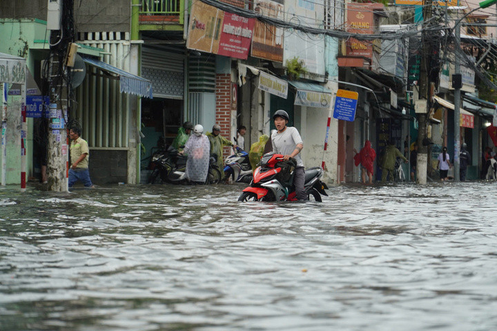 Sáng 16/10, sau hơn 3 tiếng mưa trắng trời, các tuyến đường lớn ở phường Bắc Nha Trang (tỉnh Khánh Hoà ) ngập sâu, có nơi hơn 50 cm.