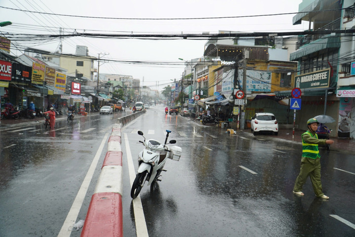 Tại một số tuyến đường như 2 tháng 4, Điện Biên Phủ, chính quyền địa phương phải bố trí người ở khu vực ngập để cảnh báo người dân, không cho xe qua