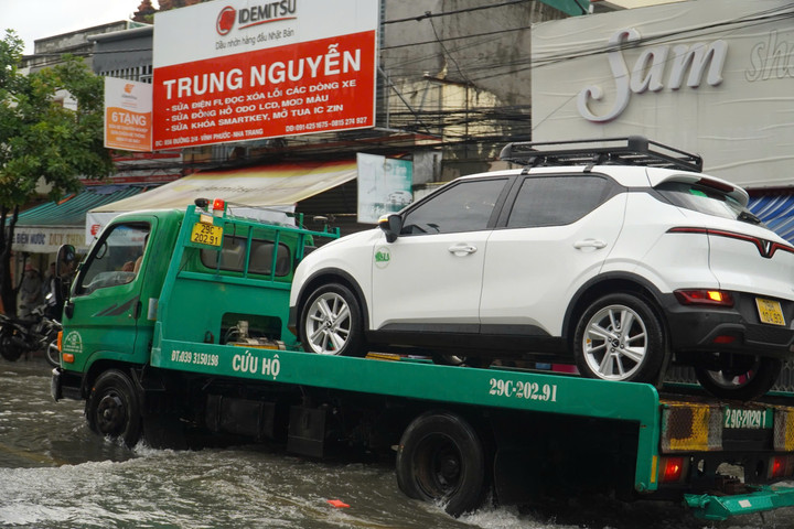 Một chiếc xe phải nhờ đến cứu hộ để qua khu vực trên.