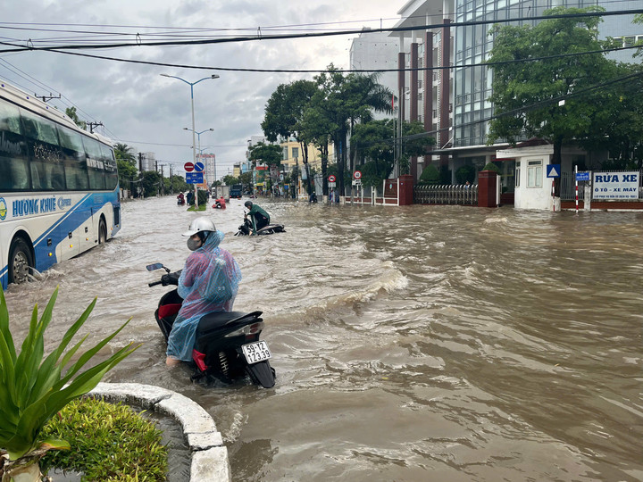 Theo Trung tâm Dự báo khí tượng Thủy văn Quốc gia, thời tiết Khánh Hòa trong ngày 16/10 nhiều mây, dông, cục bộ mưa lớn trên 70 mm. Trong 6 giờ tiếp theo, nguy cơ xảy ra lũ quét trên các sông, suối nhỏ, tại các xã, phường: phường Bắc Nha Trang, Nam Nha Trang, Nam Ninh Hòa, Bắc Khánh Vĩnh,...