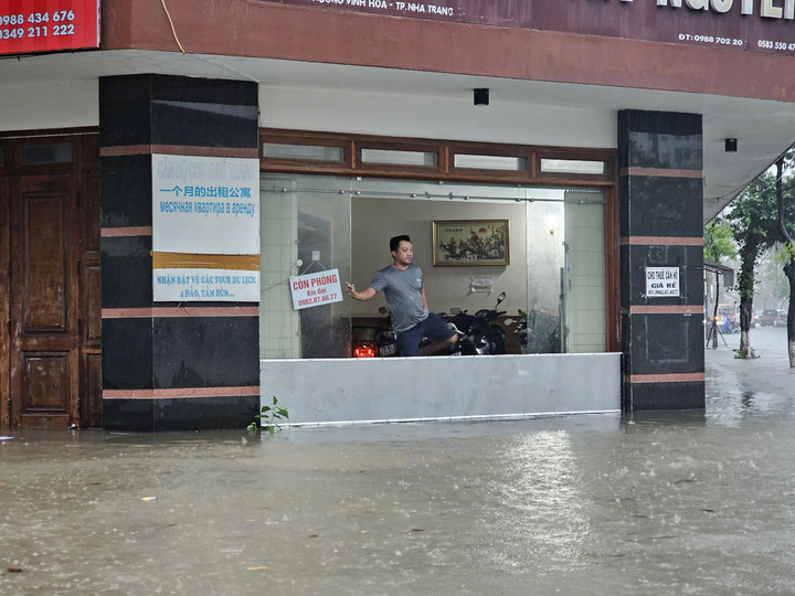 Tại ngã tư Thoại Ngọc Hầu - Điện Biên Phủ, một nhà đã dùng thanh chắn để không cho nước vào nhà.