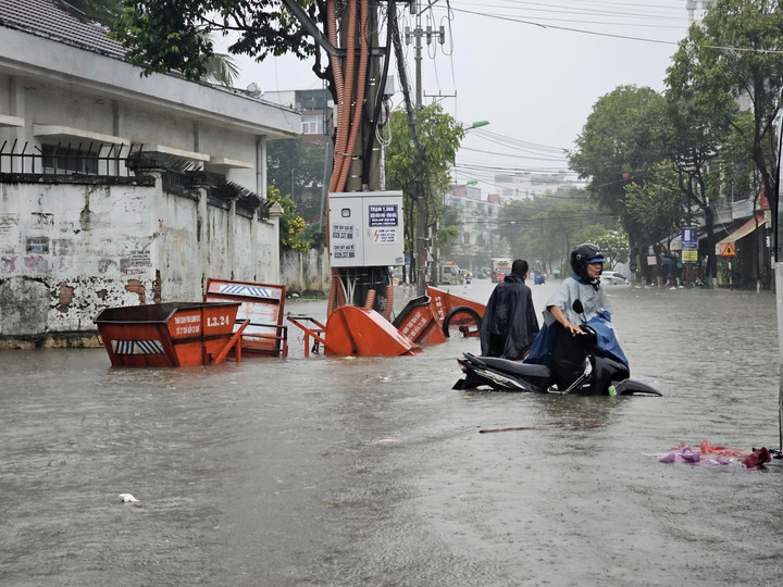 Theo người dân địa phương, những khu vực này thường xuyên xảy ra ngập cục bộ khi có mưa lớn bất thường, khiến nước thoát không kịp. "Nước dâng cao từ lúc hơn 5h, đến 8h đã rút bớt. Tuy nhiên dự báo vẫn còn mưa lớn nên tôi rất lo lắng" - một người dân ở phường Bắc Nha Trang cho biết.