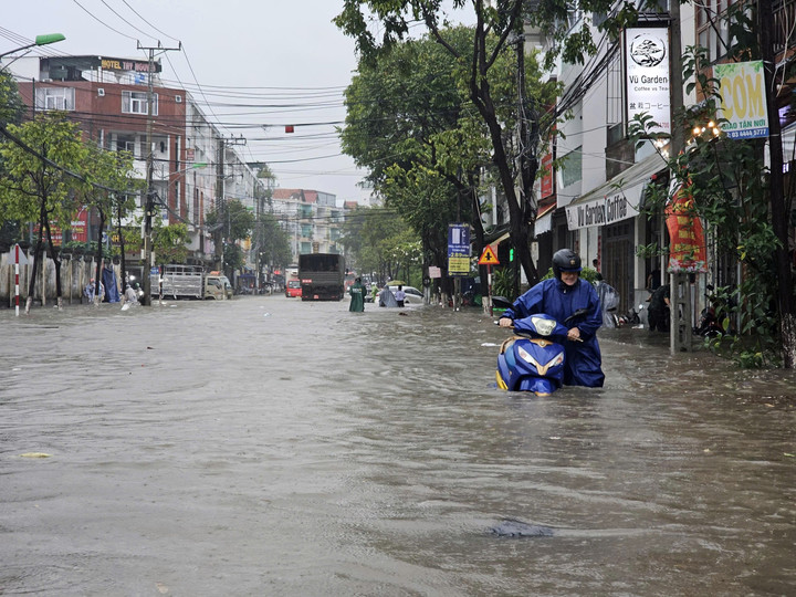 Tại tuyến đường Điện Biên Phủ, nhiều xe "chết máy" phải dắt bộ.