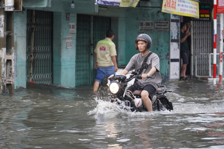 Đến 10h sáng, lượng mưa giảm, nước rút dần tại đường ven biển trung tâm Nha Trang - Phạm Văn Đồng