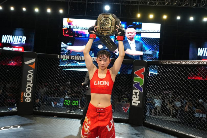 Nguyễn Vũ Quỳnh Hoa thi đấu ở nội dung MMA hiện đại hạng cân 54 kg.