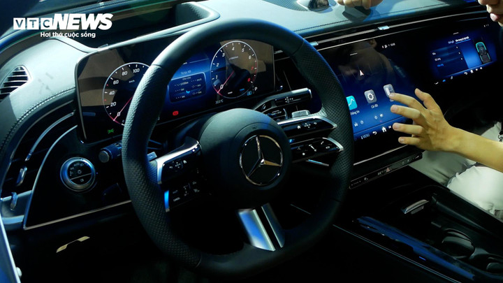 Lần đầu tiên, một camera selfie tích hợp ngay trên bảng táp-lô xuất hiện, sẵn sàng chụp ảnh, quay video hoặc phục vụ cuộc họp trực tuyến khi xe dừng đỗ để đảm bảo an toàn.