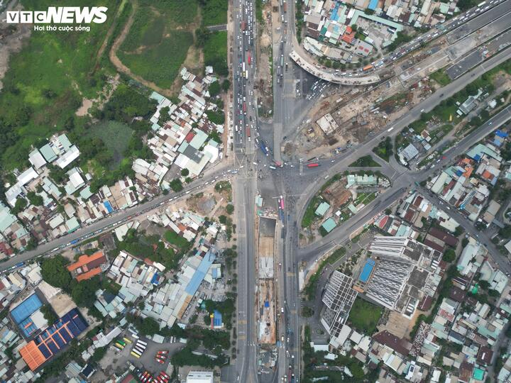 The An Phu intersection construction project is speeding towards the finish line.