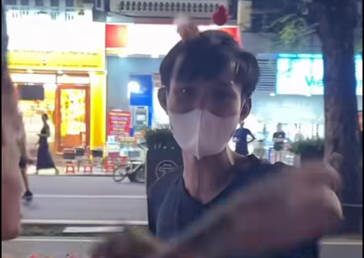 Người bán hàng rong bị tố quấy rối du khách ở hồ Gươm.