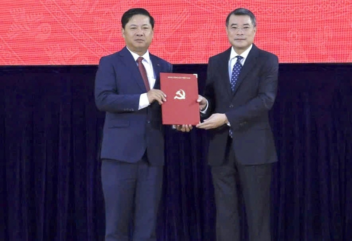 Ông Lê Minh Hưng, Ủy viên Bộ Chính trị, Bí thư Trung ương Đảng, Trưởng Ban Tổ chức Trung ương trao quyết định cho ông Lương Nguyễn Minh Triết.