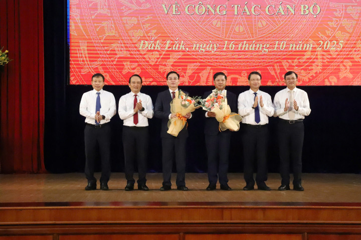 Ban Thường vụ Tỉnh ủy Đắk Lắk tặng hoa chúc mừng tân Bí thư Tỉnh ủy Đắk Lắk Lương Nguyễn Minh Triết và nguyên Bí thư Tỉnh ủy Đắk Lắk Nguyễn Đình Trung.