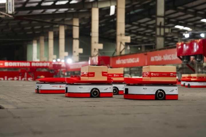Hệ thống robot tự hành AGV vận chuyển bưu phẩm tại trung tâm logistics hiện đại. (Nguồn: Viettel)