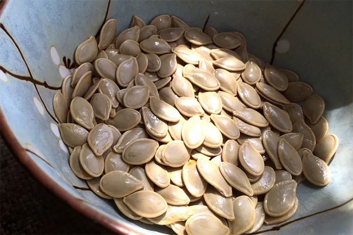 Hạt bí ngô giàu kẽm có tác dụng rất tốt với việc tăng cường hệ miễn dịch. (Ảnh: Epochtimes)
