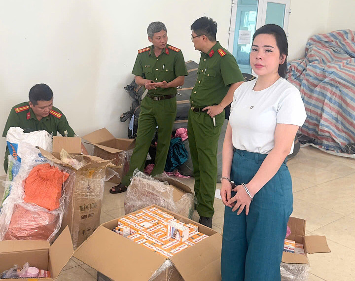 Phùng Thị Thu Hiền khi bị bắt giữ cùng tang vật