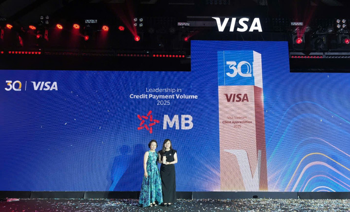 Đại diện MB nhận giải thưởng tại sự kiện kỷ niệm 30 năm của Visa tại Việt Nam.