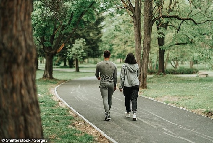 Đi bộ chỉ 20 phút mỗi ngày là một trong những cách giúp chúng ta sống lâu hơn tới 3 năm.