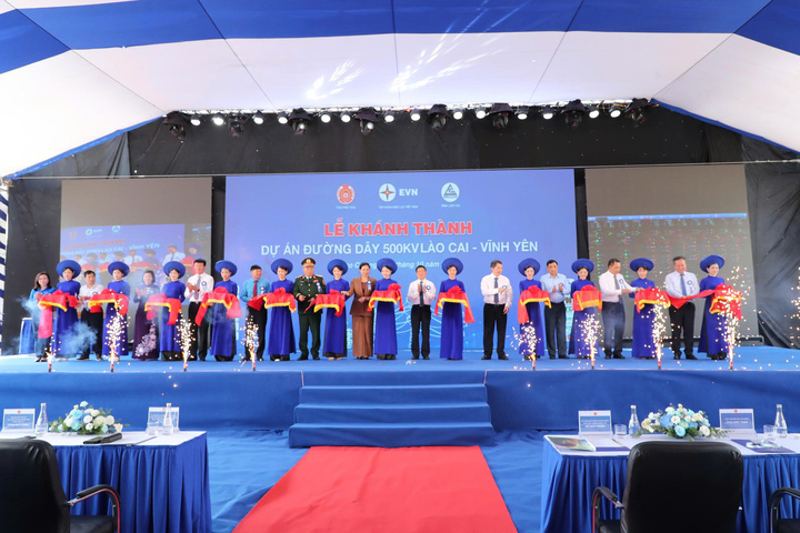 Para delegasi memotong pita untuk meresmikan jalur 500 kV Lao Cai - Vinh Yen.