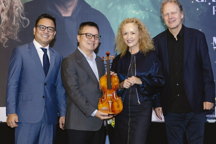 Secret Garden menyumbangkan sebuah gitar kepada penyelenggara.