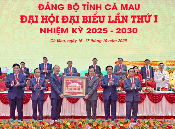 Ông Trần Lưu Quang tặng bức tranh chúc mừng Đại hội. (Ảnh: BTC cung cấp)