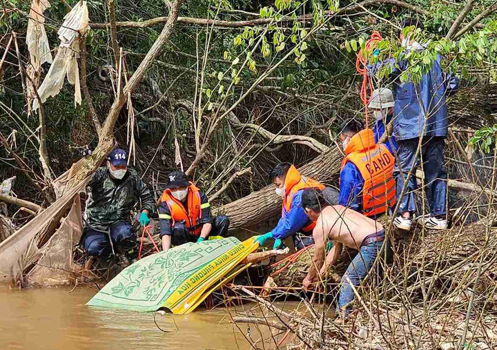 Lực lượng chức năng đưa thi thể nạn nhân lên bờ. Ảnh: Người dân cung cấp