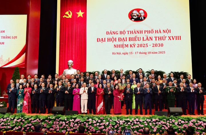 Ủy viên Bộ Chính trị, Thường trực Ban Bí thư Trần Cẩm Tú tặng hoa chúc mừng Đại hội. (Ảnh: Viết Thành)